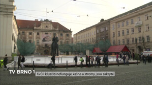 Kvůli kluzišti nefunguje kašna a stromy jsou zakryté