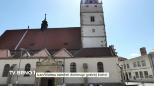 Ivančickému náměstí dominuje gotický kostel