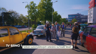 Setkání automobilových veteránů na hradě Veveří