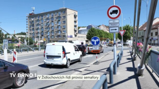 V Židlochovicích se buduje nový kruhový objezd, provoz řídí semafory