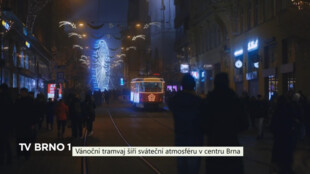 Vánoční tramvaj šíří sváteční atmosféru v centru Brna