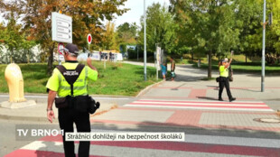 Strážníci dohlížejí na bezpečnost školáků
